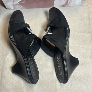 Italian Shoemakers Black Chamblee Wedge Sandals with Sleek Design